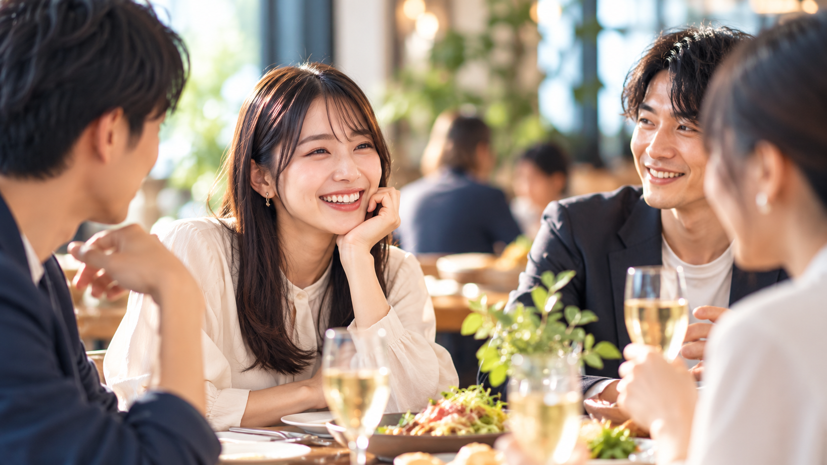 カフェで会話を楽しむ人々
